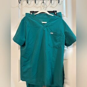 FIGS Men’s Hunter Green Leon Two Pocket Scrub Top (MEDIUM)